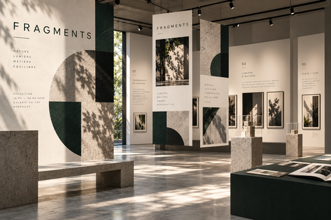Bannières suspendues et panneaux Fragments dans un espace d’exposition fictif.