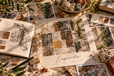 Composition finale Empreintes : carnet, tirages, fragments de matières et titre manuscrit.