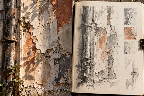 Diptyque entre la photographie d’un mur abîmé et son interprétation dessinée dans un carnet.