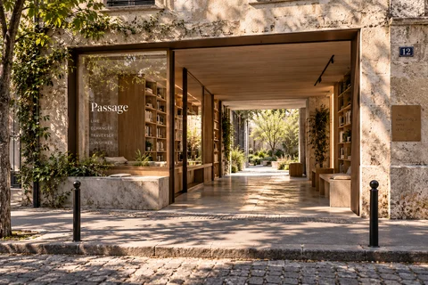 Vue depuis la rue de Passage, micro-bibliothèque fictive traversante ouverte vers un jardin.