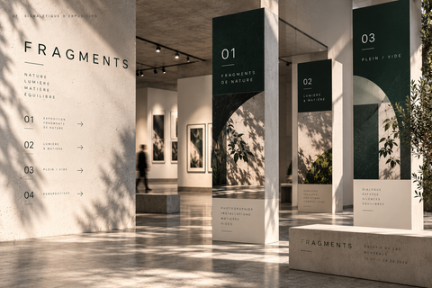 Signalétique Fragments : repères numérotés et orientations dans un espace d’exposition.